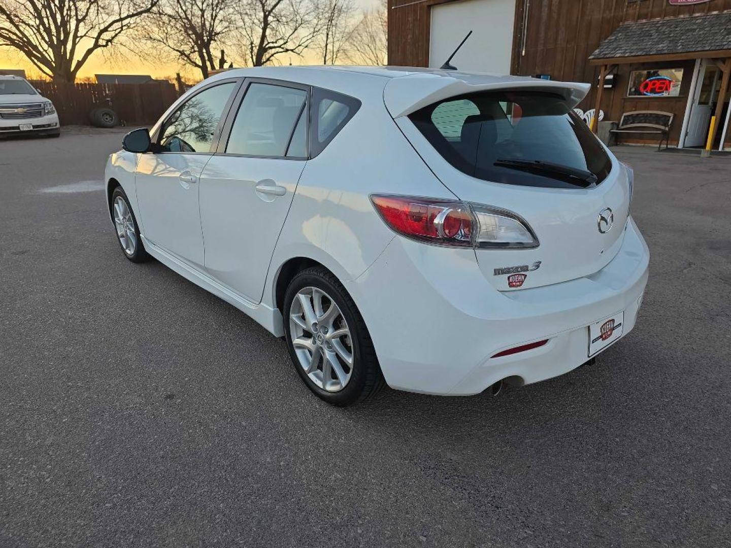 2012 WHITE MAZDA 3 S (JM1BL1L53C1) with an 2.5L engine, Automatic transmission, located at 495 Old Highway 20 West, South Sioux City, NE, 68776, (402) 494-2677, 42.458408, -96.443512 - Photo#2