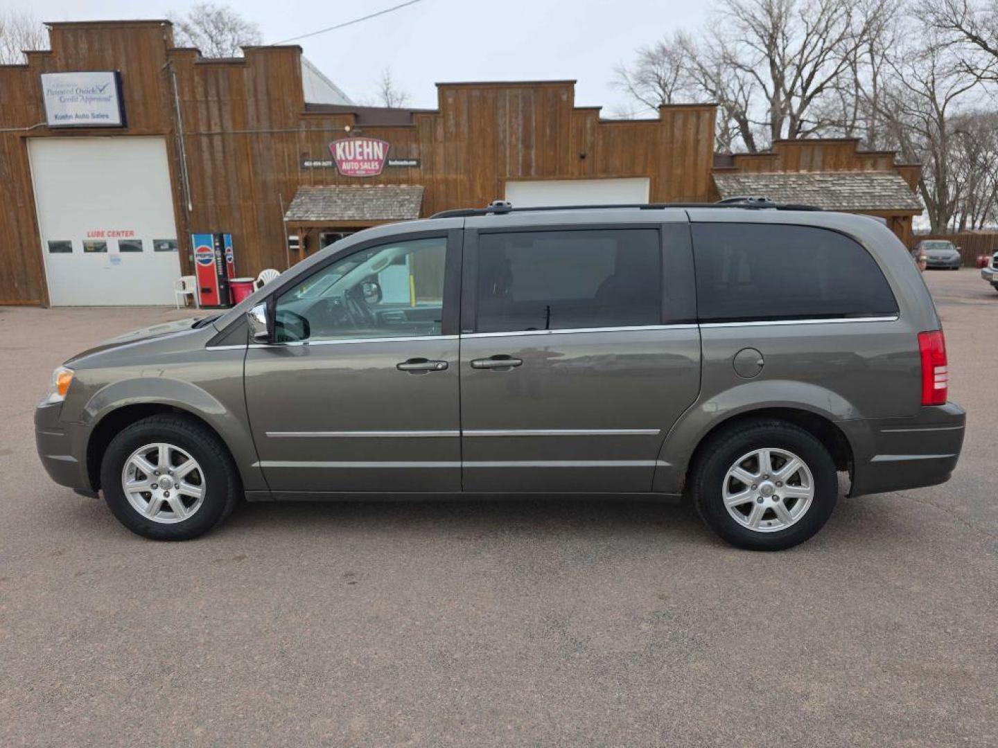 2010 GREY CHRYSLER TOWN and COUNTRY TOURING PLUS (2A4RR8DX2AR) with an 4.0L engine, Automatic transmission, located at 495 Old Highway 20 West, South Sioux City, NE, 68776, (402) 494-2677, 42.458408, -96.443512 - Photo#4