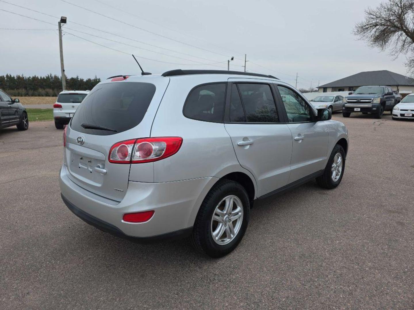 2012 SILVER HYUNDAI SANTA FE GLS (5XYZGDAB1CG) with an 2.4L engine, Automatic transmission, located at 495 Old Highway 20 West, South Sioux City, NE, 68776, (402) 494-2677, 42.458408, -96.443512 - Photo#3