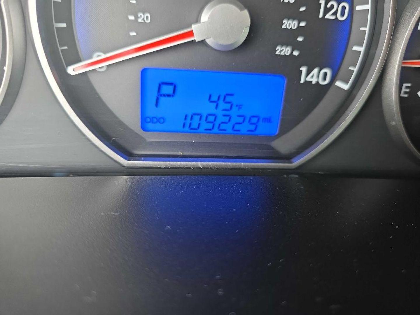 2012 SILVER HYUNDAI SANTA FE GLS (5XYZGDAB1CG) with an 2.4L engine, Automatic transmission, located at 495 Old Highway 20 West, South Sioux City, NE, 68776, (402) 494-2677, 42.458408, -96.443512 - Photo#10