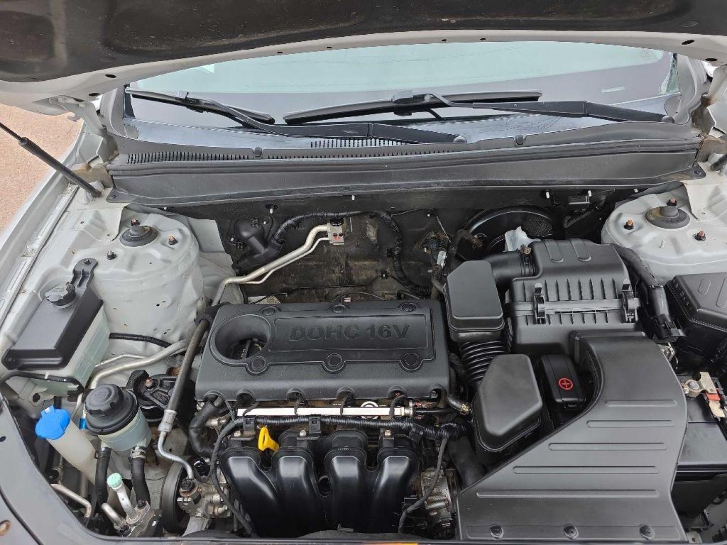 2012 SILVER HYUNDAI SANTA FE GLS (5XYZGDAB1CG) with an 2.4L engine, Automatic transmission, located at 495 Old Highway 20 West, South Sioux City, NE, 68776, (402) 494-2677, 42.458408, -96.443512 - Photo#12