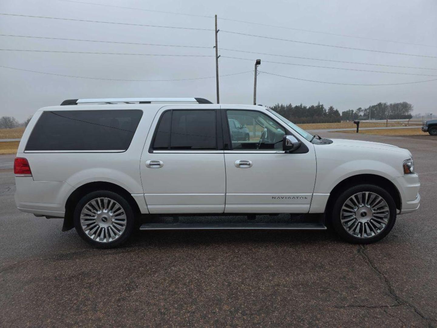2015 WHITE LINCOLN NAVIGATOR L (5LMJJ3JT8FE) with an 3.5L engine, Automatic transmission, located at 495 Old Highway 20 West, South Sioux City, NE, 68776, (402) 494-2677, 42.458408, -96.443512 - Photo#4