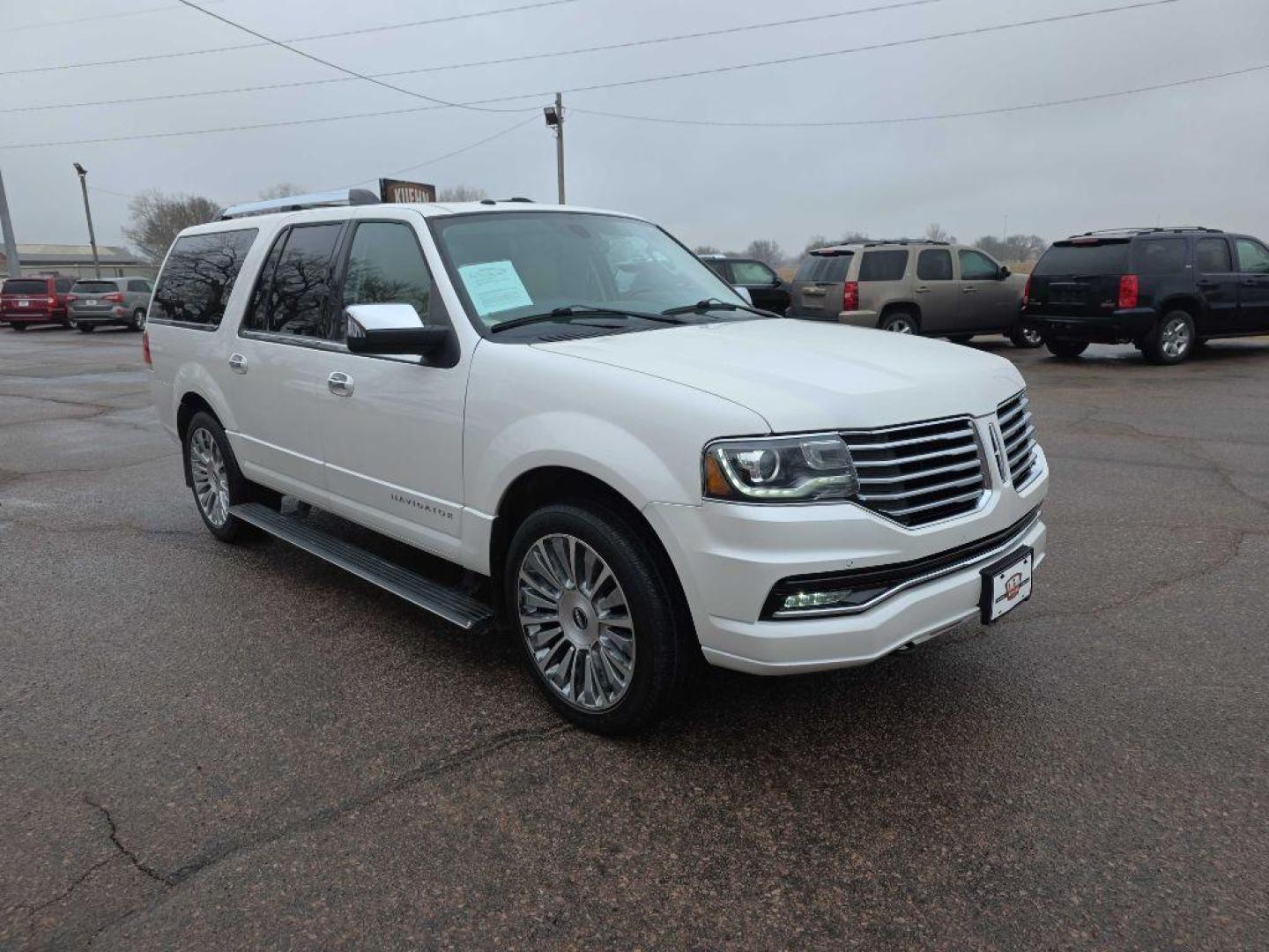 2015 WHITE LINCOLN NAVIGATOR L (5LMJJ3JT8FE) with an 3.5L engine, Automatic transmission, located at 495 Old Highway 20 West, South Sioux City, NE, 68776, (402) 494-2677, 42.458408, -96.443512 - Photo#5