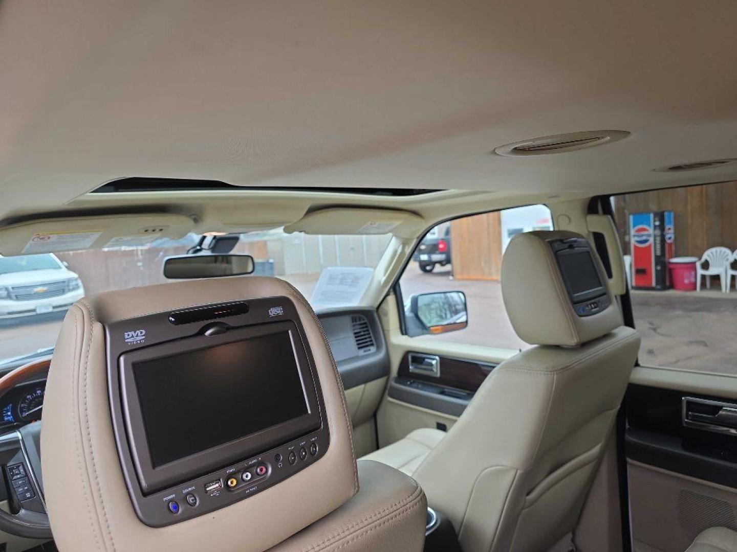 2015 WHITE LINCOLN NAVIGATOR L (5LMJJ3JT8FE) with an 3.5L engine, Automatic transmission, located at 495 Old Highway 20 West, South Sioux City, NE, 68776, (402) 494-2677, 42.458408, -96.443512 - Photo#6