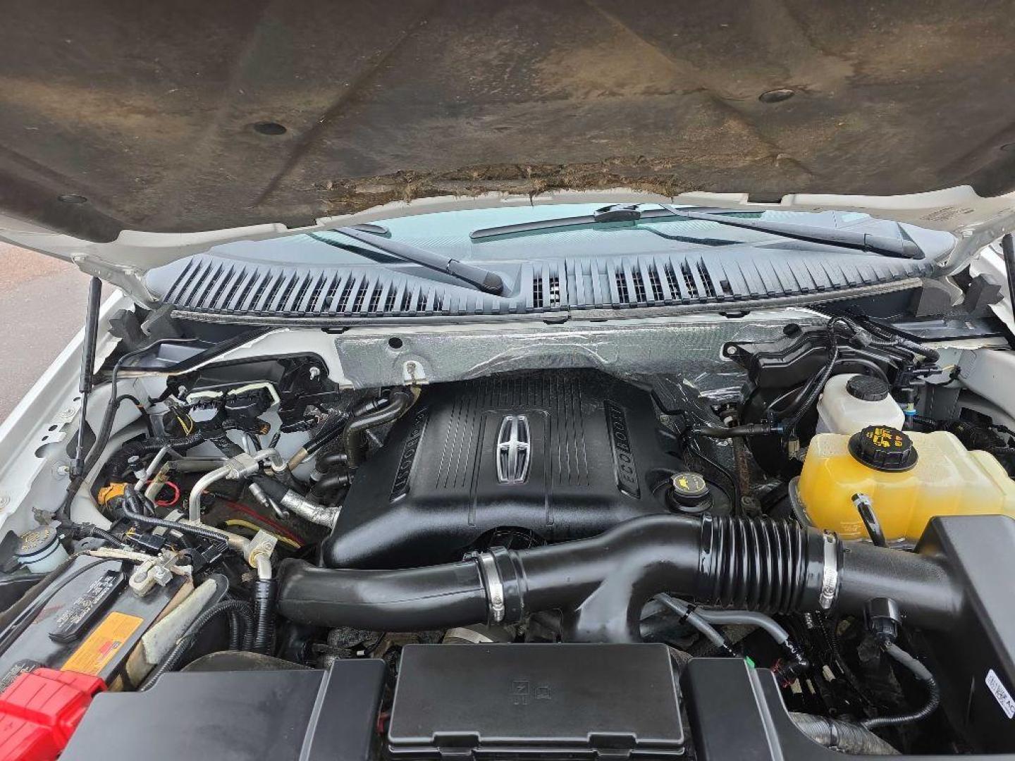 2015 WHITE LINCOLN NAVIGATOR L (5LMJJ3JT8FE) with an 3.5L engine, Automatic transmission, located at 495 Old Highway 20 West, South Sioux City, NE, 68776, (402) 494-2677, 42.458408, -96.443512 - Photo#18