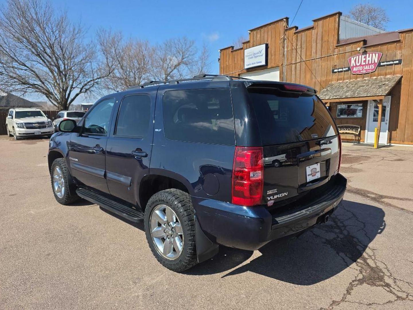 2008 BLUE GMC YUKON SLE (1GKFK13018J) with an 5.3L engine, Automatic transmission, located at 495 Old Highway 20 West, South Sioux City, NE, 68776, (402) 494-2677, 42.458408, -96.443512 - Photo#2