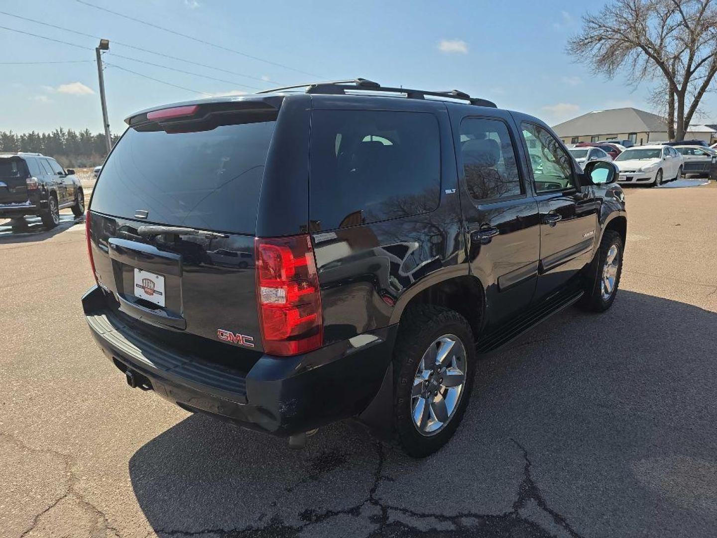2008 BLUE GMC YUKON SLE (1GKFK13018J) with an 5.3L engine, Automatic transmission, located at 495 Old Highway 20 West, South Sioux City, NE, 68776, (402) 494-2677, 42.458408, -96.443512 - Photo#3