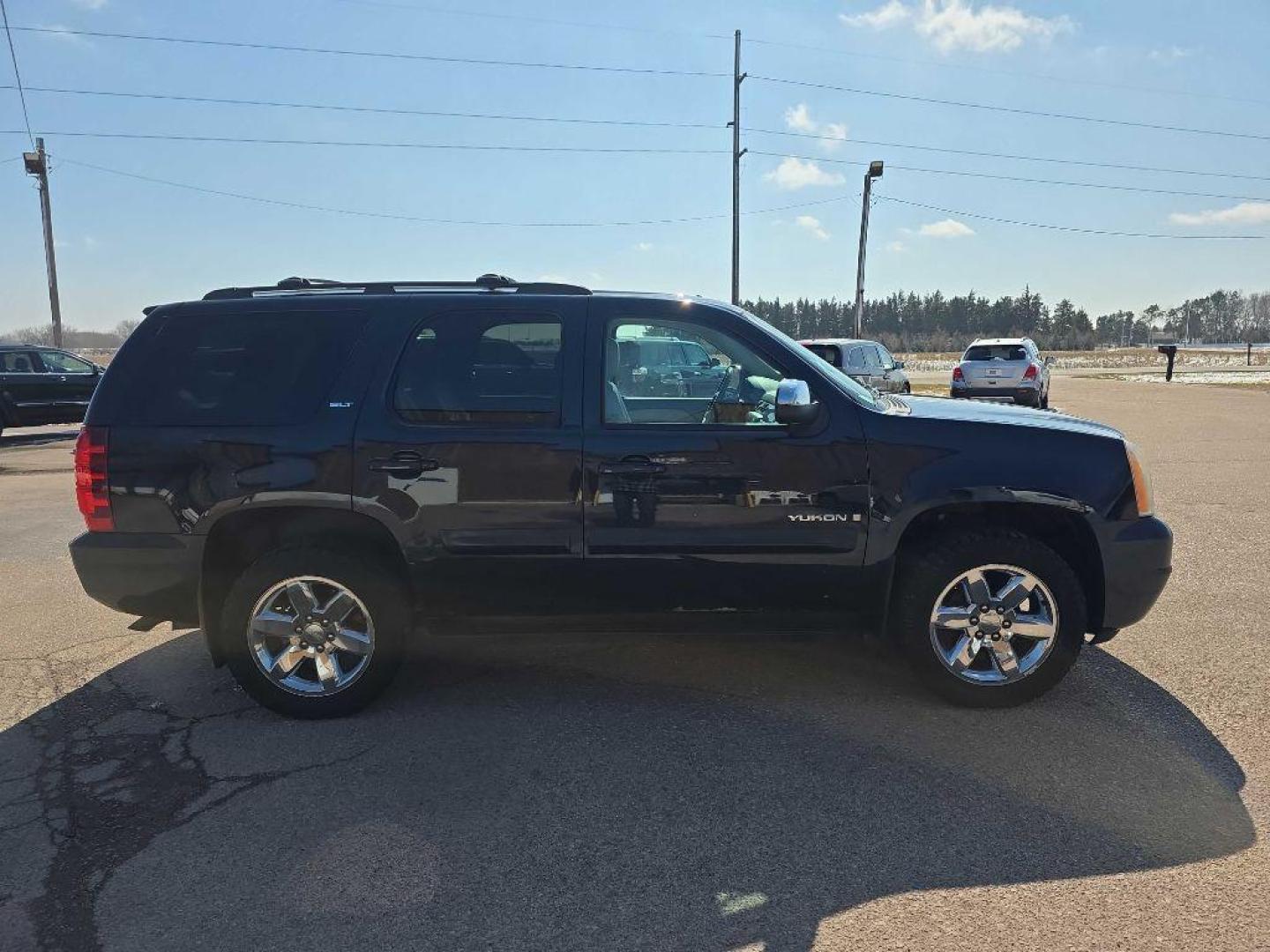 2008 BLUE GMC YUKON SLE (1GKFK13018J) with an 5.3L engine, Automatic transmission, located at 495 Old Highway 20 West, South Sioux City, NE, 68776, (402) 494-2677, 42.458408, -96.443512 - Photo#4