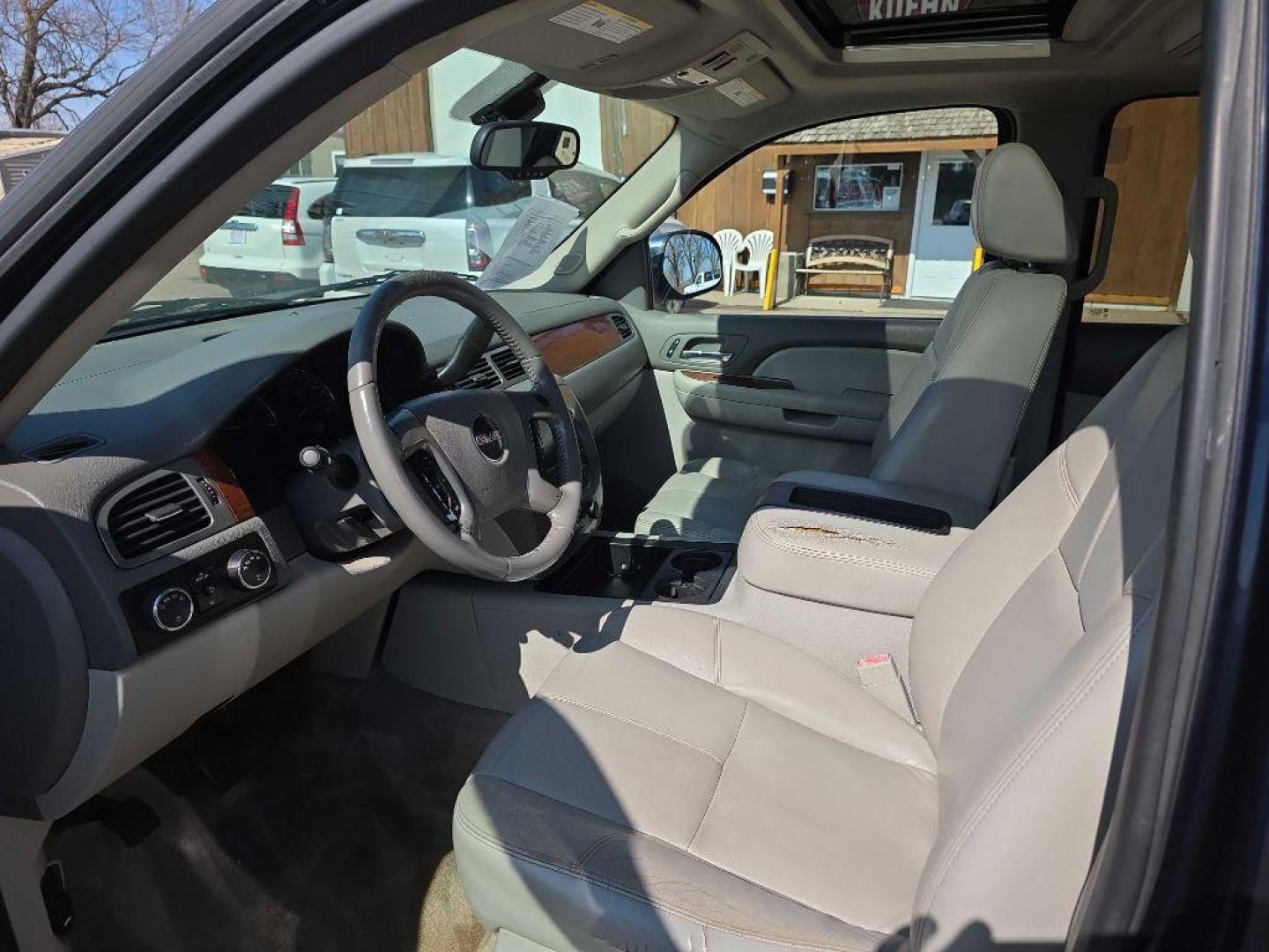 2008 BLUE GMC YUKON SLE (1GKFK13018J) with an 5.3L engine, Automatic transmission, located at 495 Old Highway 20 West, South Sioux City, NE, 68776, (402) 494-2677, 42.458408, -96.443512 - Photo#7