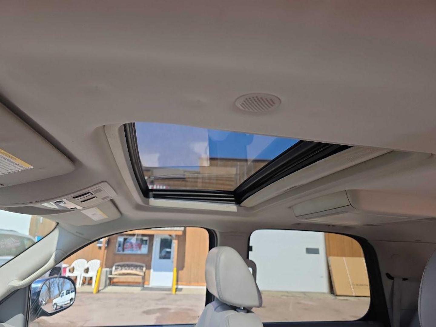 2008 BLUE GMC YUKON SLE (1GKFK13018J) with an 5.3L engine, Automatic transmission, located at 495 Old Highway 20 West, South Sioux City, NE, 68776, (402) 494-2677, 42.458408, -96.443512 - Photo#8