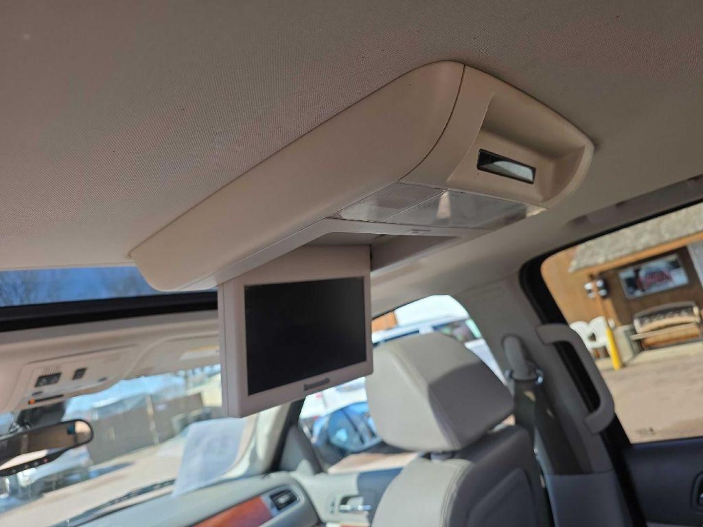 2008 BLUE GMC YUKON SLE (1GKFK13018J) with an 5.3L engine, Automatic transmission, located at 495 Old Highway 20 West, South Sioux City, NE, 68776, (402) 494-2677, 42.458408, -96.443512 - Photo#9