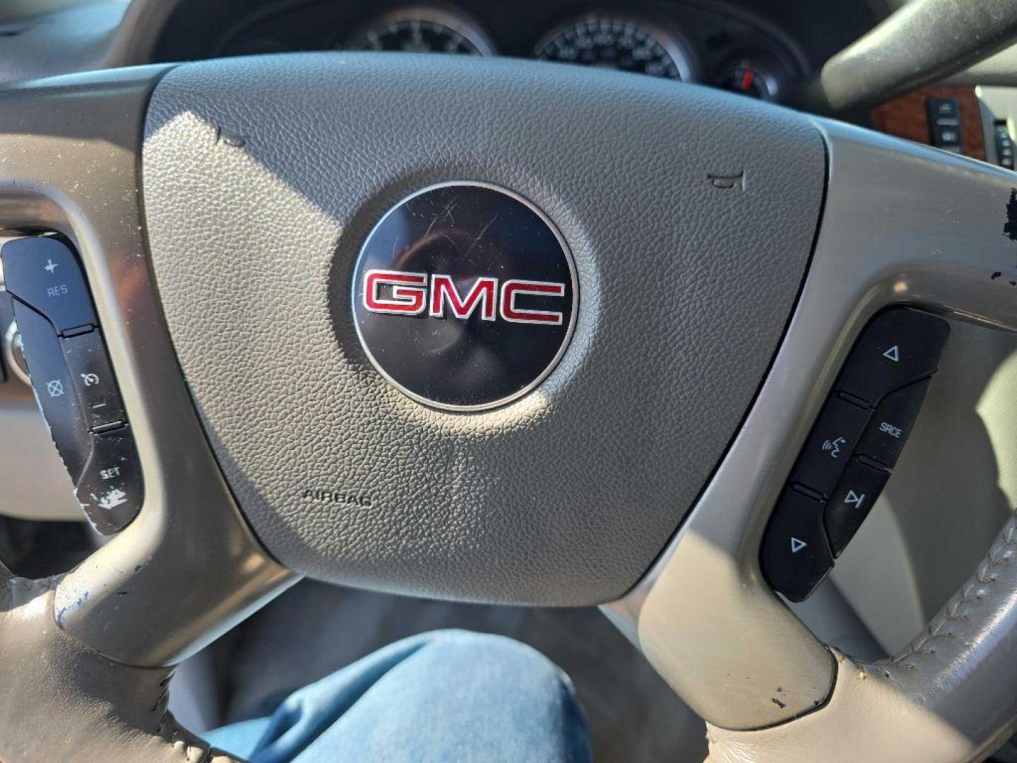 2008 BLUE GMC YUKON SLE (1GKFK13018J) with an 5.3L engine, Automatic transmission, located at 495 Old Highway 20 West, South Sioux City, NE, 68776, (402) 494-2677, 42.458408, -96.443512 - Photo#14