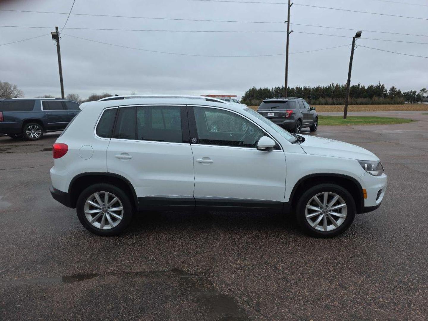 2017 WHITE VOLKSWAGEN TIGUAN WOLFSBURG (WVGSV7AX0HW) with an 2.0L engine, Automatic transmission, located at 495 Old Highway 20 West, South Sioux City, NE, 68776, (402) 494-2677, 42.458408, -96.443512 - Photo#4