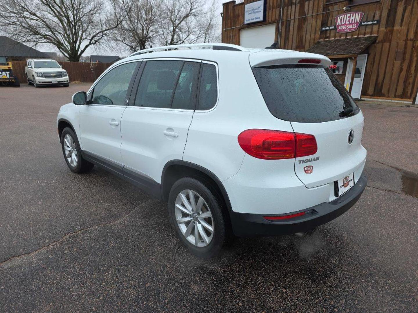 2017 WHITE VOLKSWAGEN TIGUAN WOLFSBURG (WVGSV7AX0HW) with an 2.0L engine, Automatic transmission, located at 495 Old Highway 20 West, South Sioux City, NE, 68776, (402) 494-2677, 42.458408, -96.443512 - Photo#2