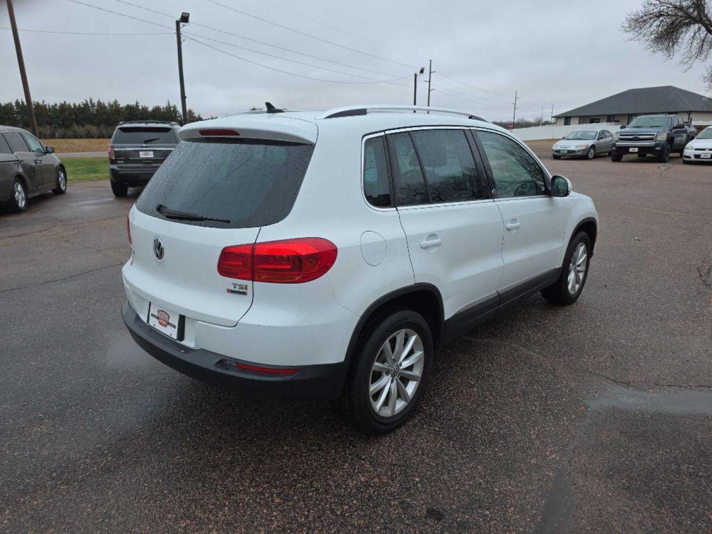 2017 WHITE VOLKSWAGEN TIGUAN WOLFSBURG (WVGSV7AX0HW) with an 2.0L engine, Automatic transmission, located at 495 Old Highway 20 West, South Sioux City, NE, 68776, (402) 494-2677, 42.458408, -96.443512 - Photo#3