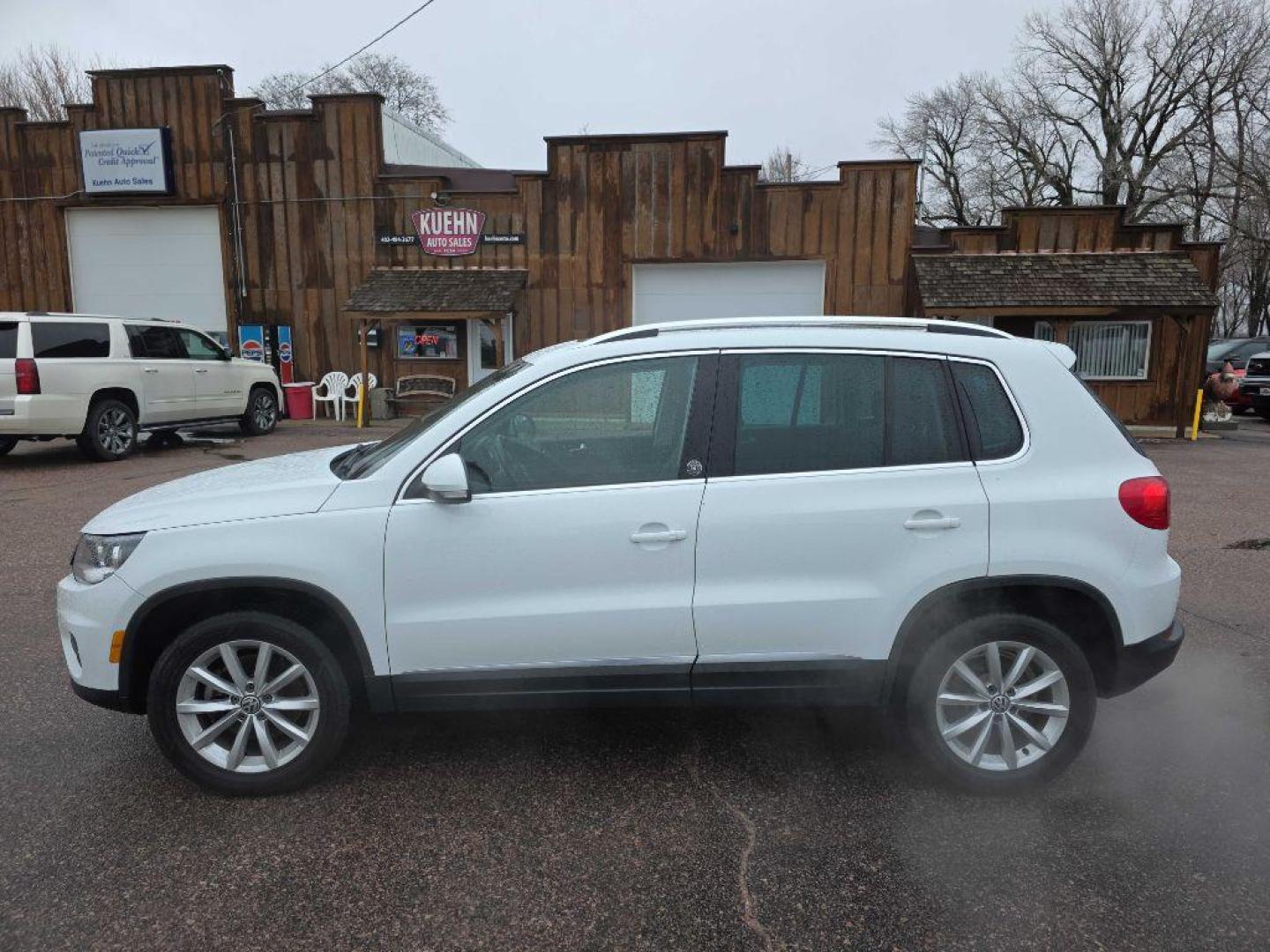 2017 WHITE VOLKSWAGEN TIGUAN WOLFSBURG (WVGSV7AX0HW) with an 2.0L engine, Automatic transmission, located at 495 Old Highway 20 West, South Sioux City, NE, 68776, (402) 494-2677, 42.458408, -96.443512 - Photo#1
