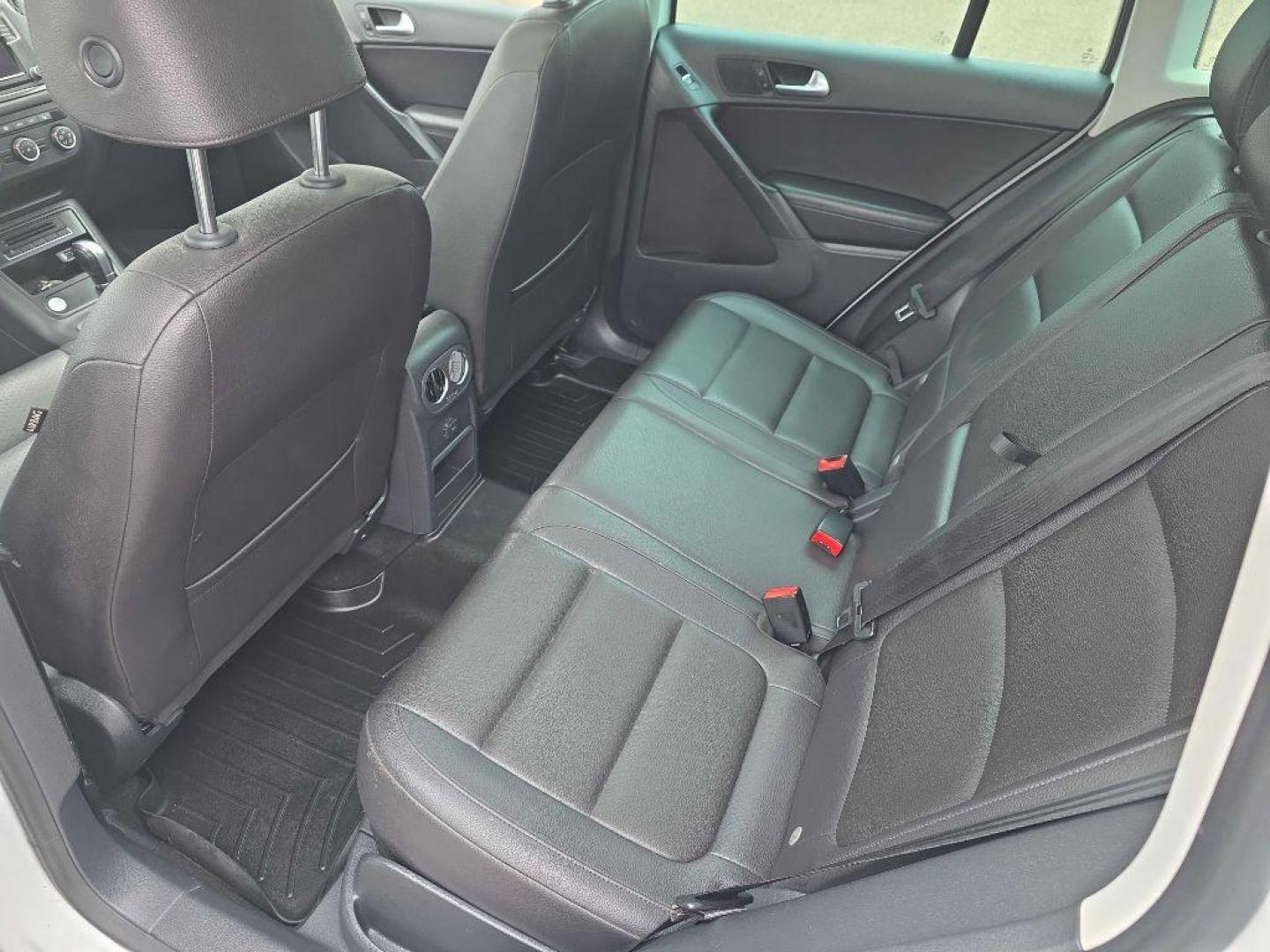 2017 WHITE VOLKSWAGEN TIGUAN WOLFSBURG (WVGSV7AX0HW) with an 2.0L engine, Automatic transmission, located at 495 Old Highway 20 West, South Sioux City, NE, 68776, (402) 494-2677, 42.458408, -96.443512 - Photo#6