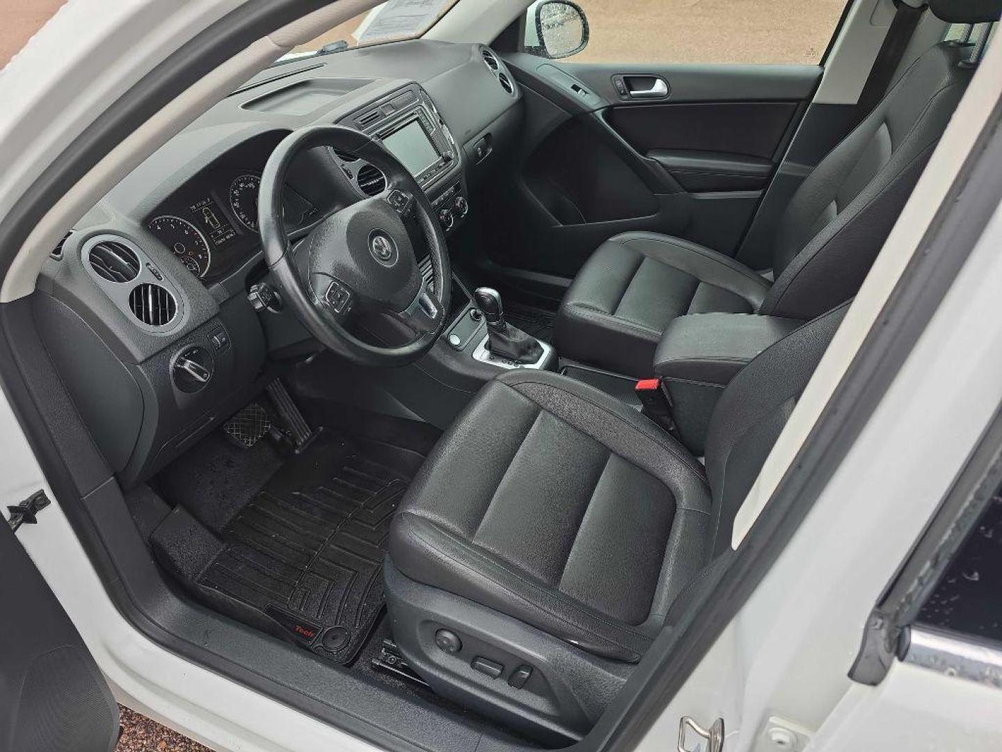 2017 WHITE VOLKSWAGEN TIGUAN WOLFSBURG (WVGSV7AX0HW) with an 2.0L engine, Automatic transmission, located at 495 Old Highway 20 West, South Sioux City, NE, 68776, (402) 494-2677, 42.458408, -96.443512 - Photo#7