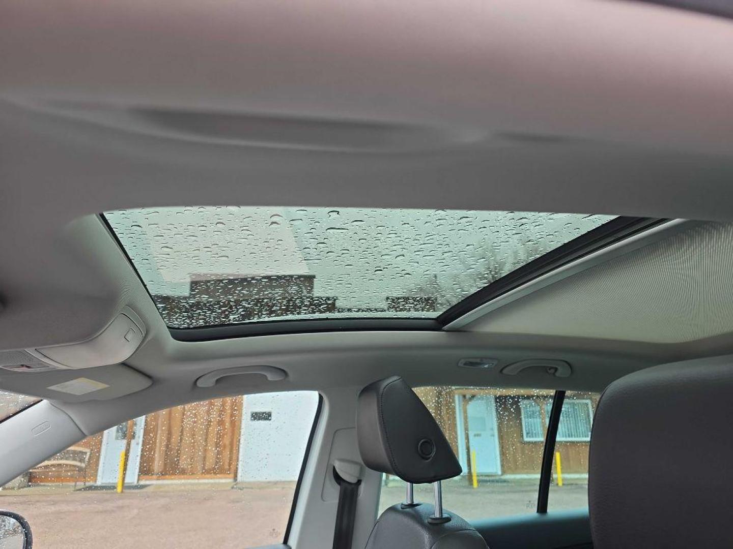 2017 WHITE VOLKSWAGEN TIGUAN WOLFSBURG (WVGSV7AX0HW) with an 2.0L engine, Automatic transmission, located at 495 Old Highway 20 West, South Sioux City, NE, 68776, (402) 494-2677, 42.458408, -96.443512 - Photo#8
