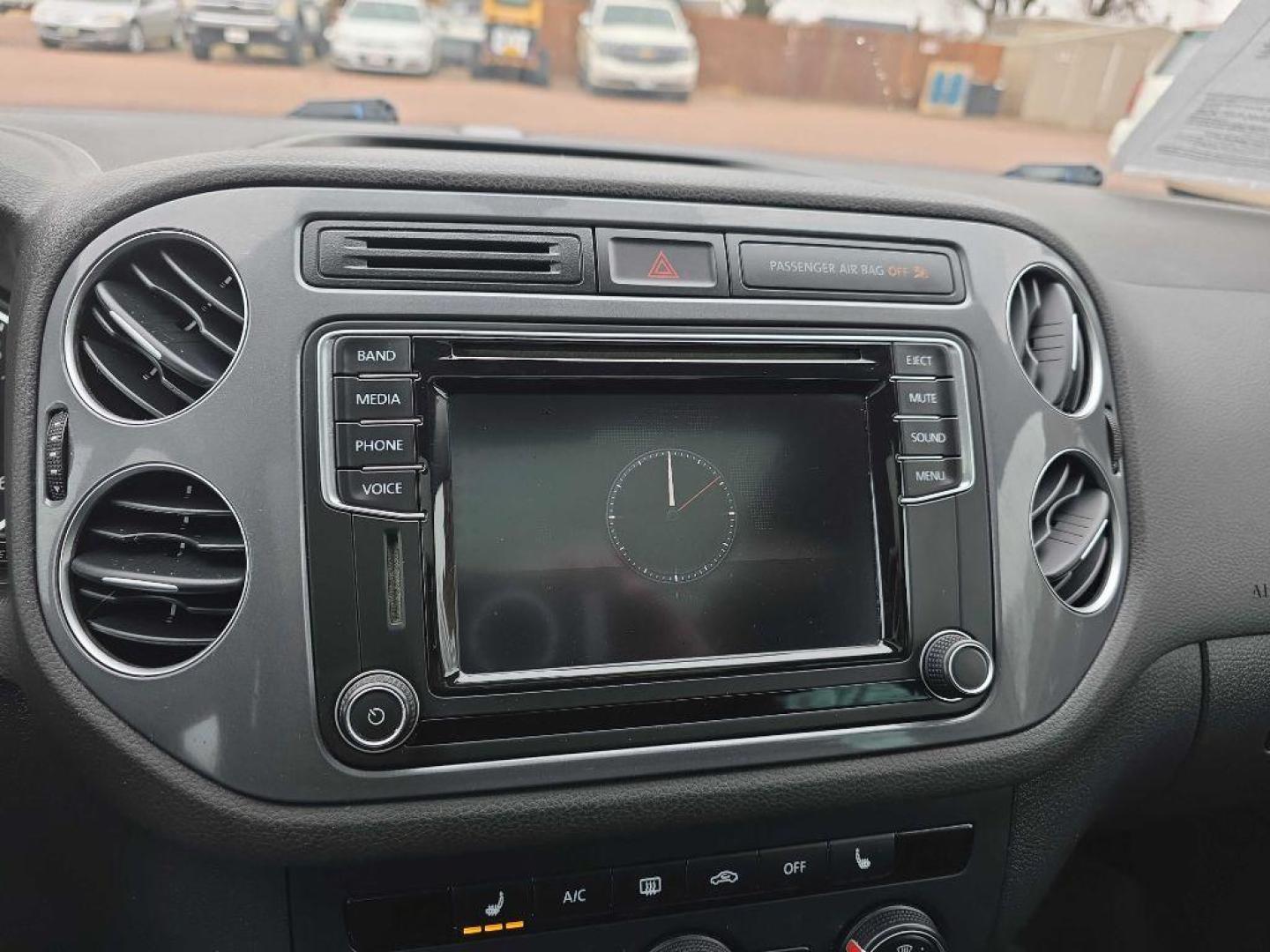 2017 WHITE VOLKSWAGEN TIGUAN WOLFSBURG (WVGSV7AX0HW) with an 2.0L engine, Automatic transmission, located at 495 Old Highway 20 West, South Sioux City, NE, 68776, (402) 494-2677, 42.458408, -96.443512 - Photo#10