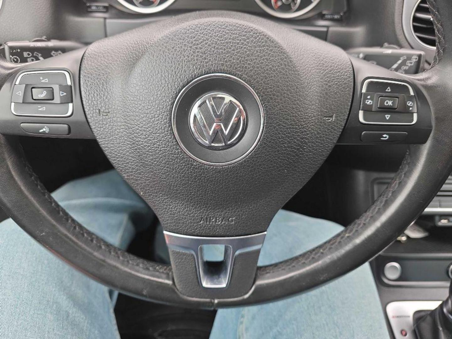 2017 WHITE VOLKSWAGEN TIGUAN WOLFSBURG (WVGSV7AX0HW) with an 2.0L engine, Automatic transmission, located at 495 Old Highway 20 West, South Sioux City, NE, 68776, (402) 494-2677, 42.458408, -96.443512 - Photo#11