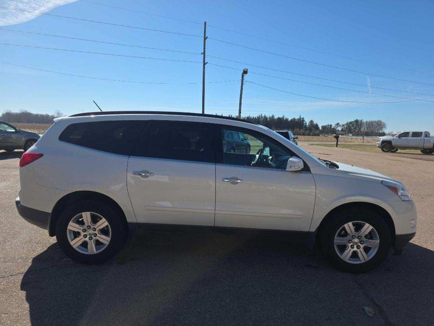 2012 WHITE CHEVROLET TRAVERSE LT (1GNKVJED1CJ) with an 3.6L engine, Automatic transmission, located at 495 Old Highway 20 West, South Sioux City, NE, 68776, (402) 494-2677, 42.458408, -96.443512 - Photo#0