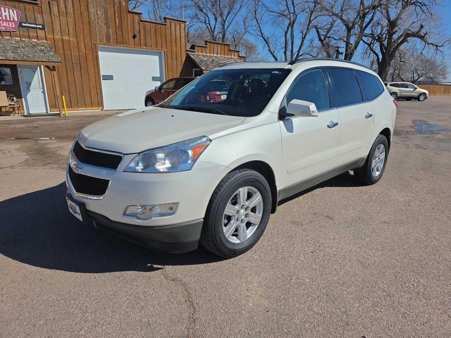 2012 WHITE CHEVROLET TRAVERSE LT (1GNKVJED1CJ) with an 3.6L engine, Automatic transmission, located at 495 Old Highway 20 West, South Sioux City, NE, 68776, (402) 494-2677, 42.458408, -96.443512 - Photo#1