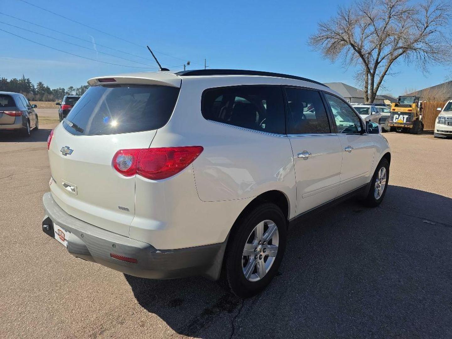 2012 WHITE CHEVROLET TRAVERSE LT (1GNKVJED1CJ) with an 3.6L engine, Automatic transmission, located at 495 Old Highway 20 West, South Sioux City, NE, 68776, (402) 494-2677, 42.458408, -96.443512 - Photo#2
