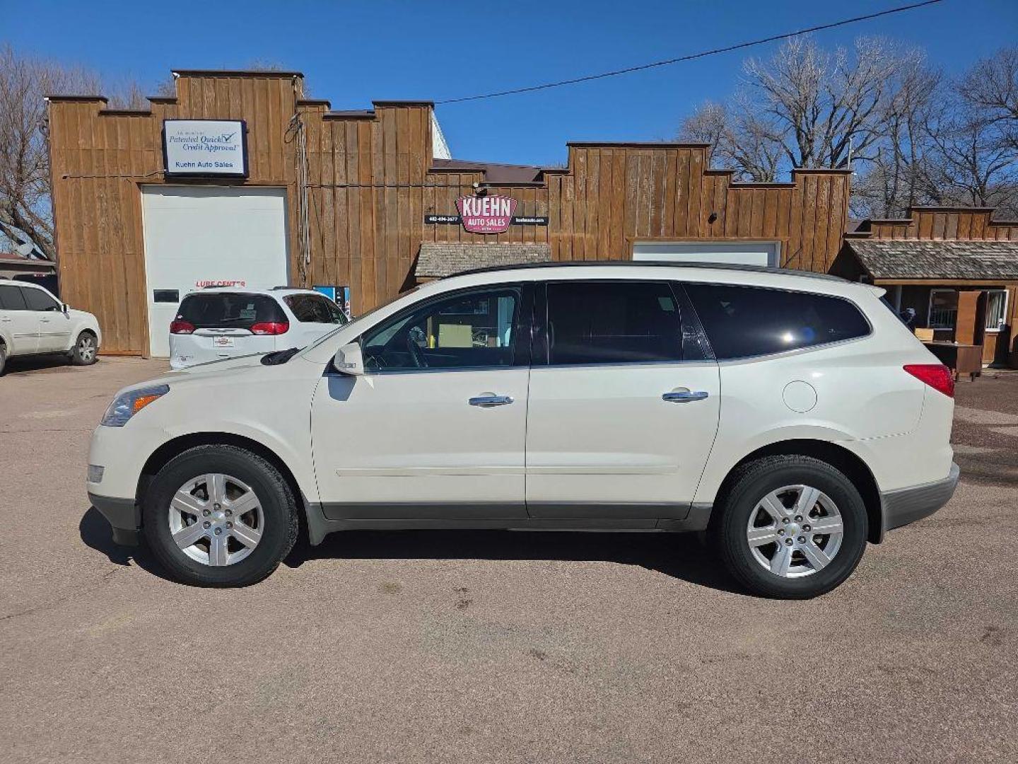 2012 WHITE CHEVROLET TRAVERSE LT (1GNKVJED1CJ) with an 3.6L engine, Automatic transmission, located at 495 Old Highway 20 West, South Sioux City, NE, 68776, (402) 494-2677, 42.458408, -96.443512 - Photo#3
