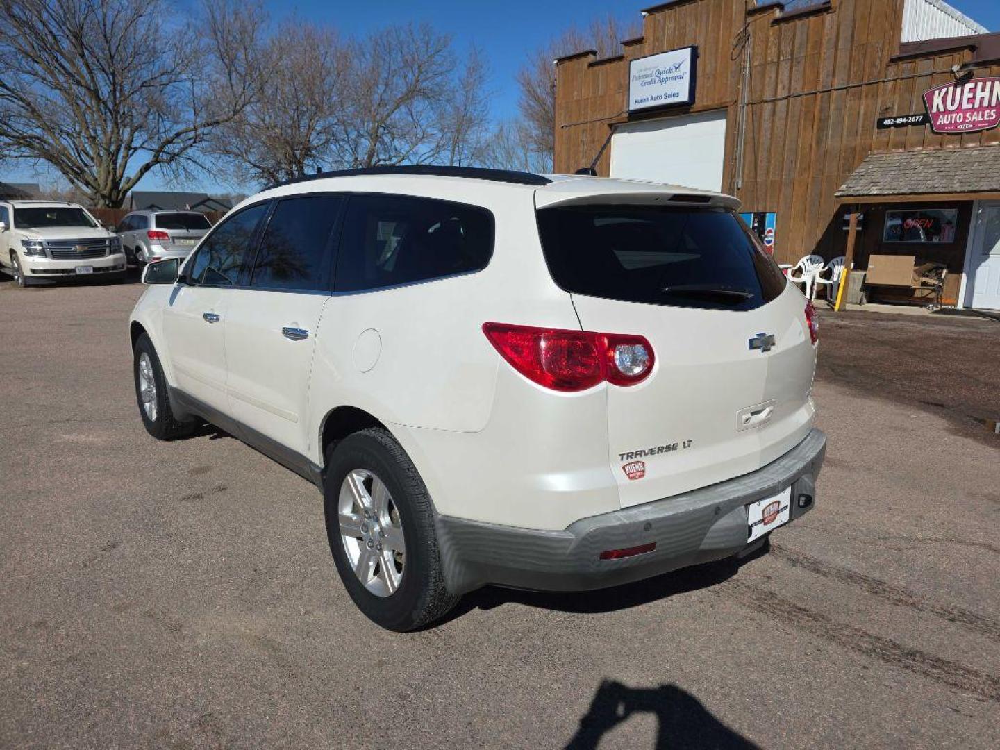 2012 WHITE CHEVROLET TRAVERSE LT (1GNKVJED1CJ) with an 3.6L engine, Automatic transmission, located at 495 Old Highway 20 West, South Sioux City, NE, 68776, (402) 494-2677, 42.458408, -96.443512 - Photo#4