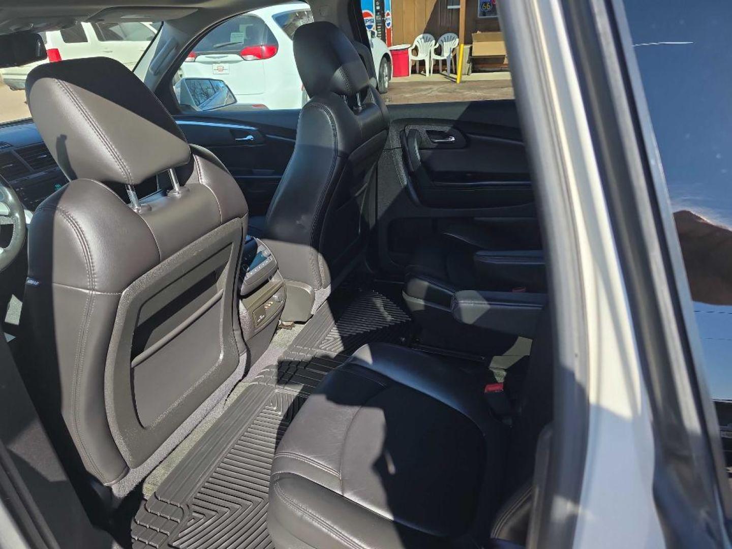 2012 WHITE CHEVROLET TRAVERSE LT (1GNKVJED1CJ) with an 3.6L engine, Automatic transmission, located at 495 Old Highway 20 West, South Sioux City, NE, 68776, (402) 494-2677, 42.458408, -96.443512 - Photo#5