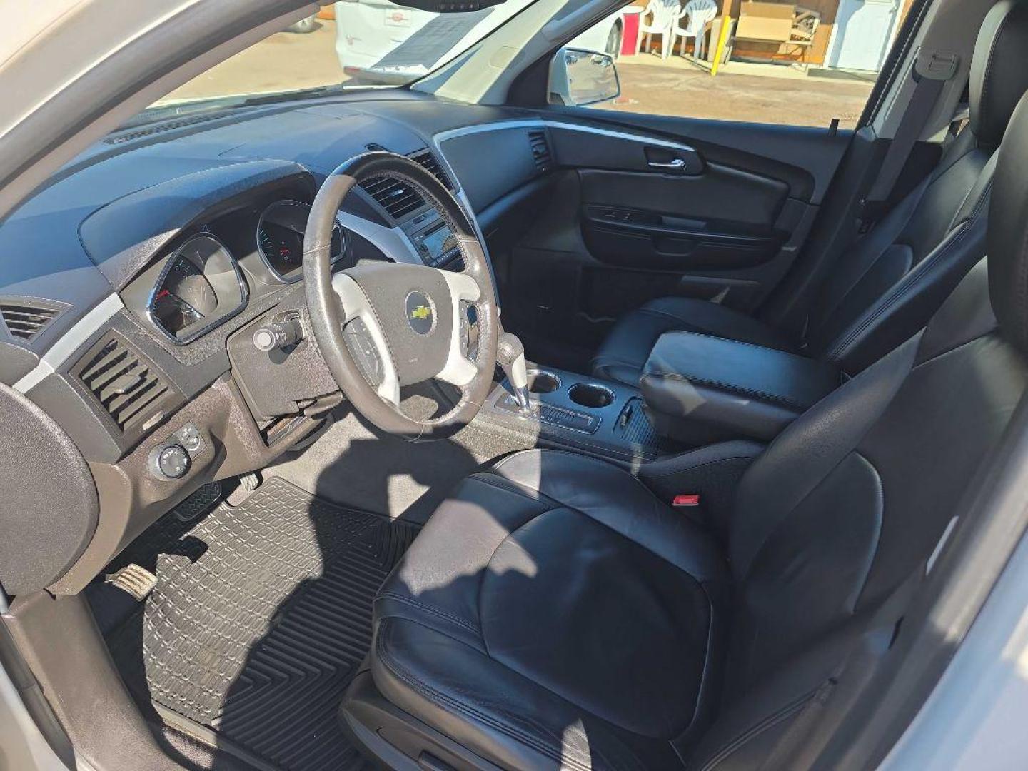 2012 WHITE CHEVROLET TRAVERSE LT (1GNKVJED1CJ) with an 3.6L engine, Automatic transmission, located at 495 Old Highway 20 West, South Sioux City, NE, 68776, (402) 494-2677, 42.458408, -96.443512 - Photo#9