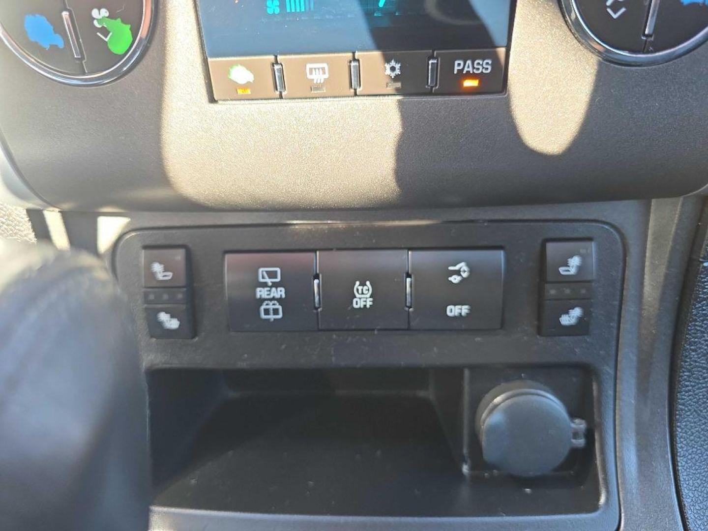 2012 WHITE CHEVROLET TRAVERSE LT (1GNKVJED1CJ) with an 3.6L engine, Automatic transmission, located at 495 Old Highway 20 West, South Sioux City, NE, 68776, (402) 494-2677, 42.458408, -96.443512 - Photo#10