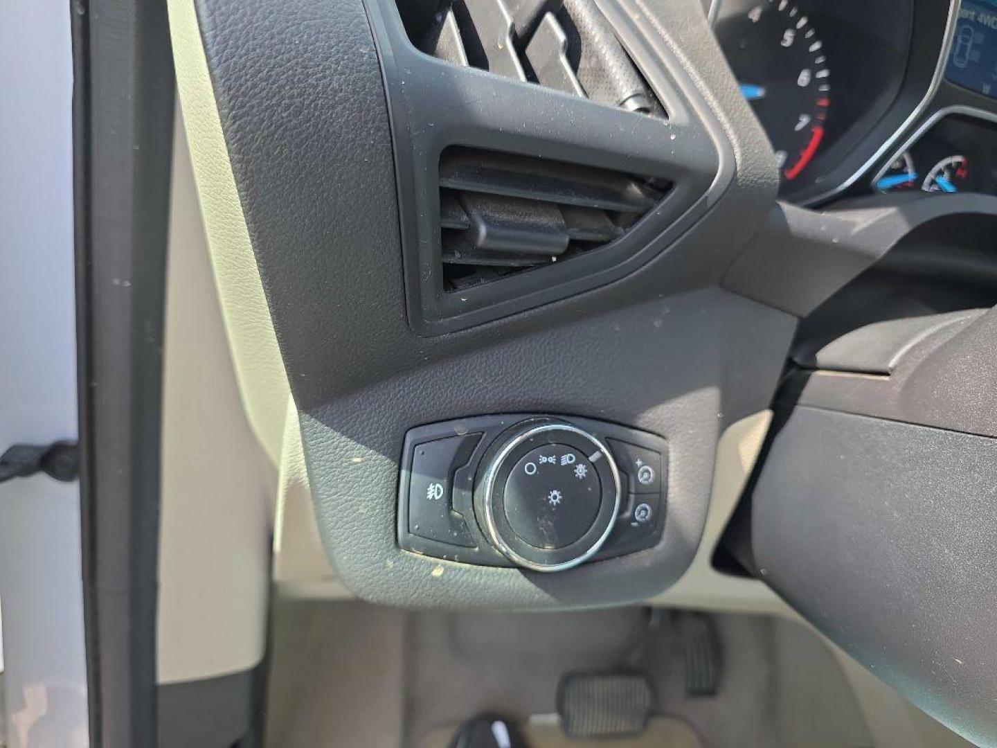 2013 WHITE FORD ESCAPE SE (1FMCU9G9XDU) with an 2.0L engine, Automatic transmission, located at 495 Old Highway 20 West, South Sioux City, NE, 68776, (402) 494-2677, 42.458408, -96.443512 - Photo#8