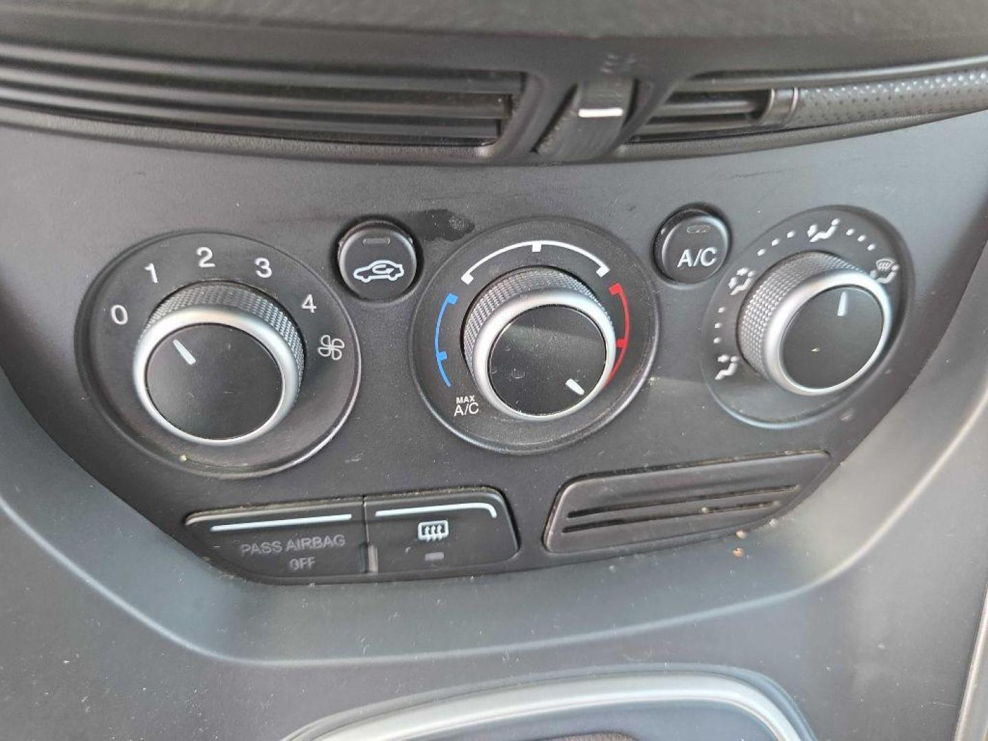 2013 WHITE FORD ESCAPE SE (1FMCU9G9XDU) with an 2.0L engine, Automatic transmission, located at 495 Old Highway 20 West, South Sioux City, NE, 68776, (402) 494-2677, 42.458408, -96.443512 - Photo#12