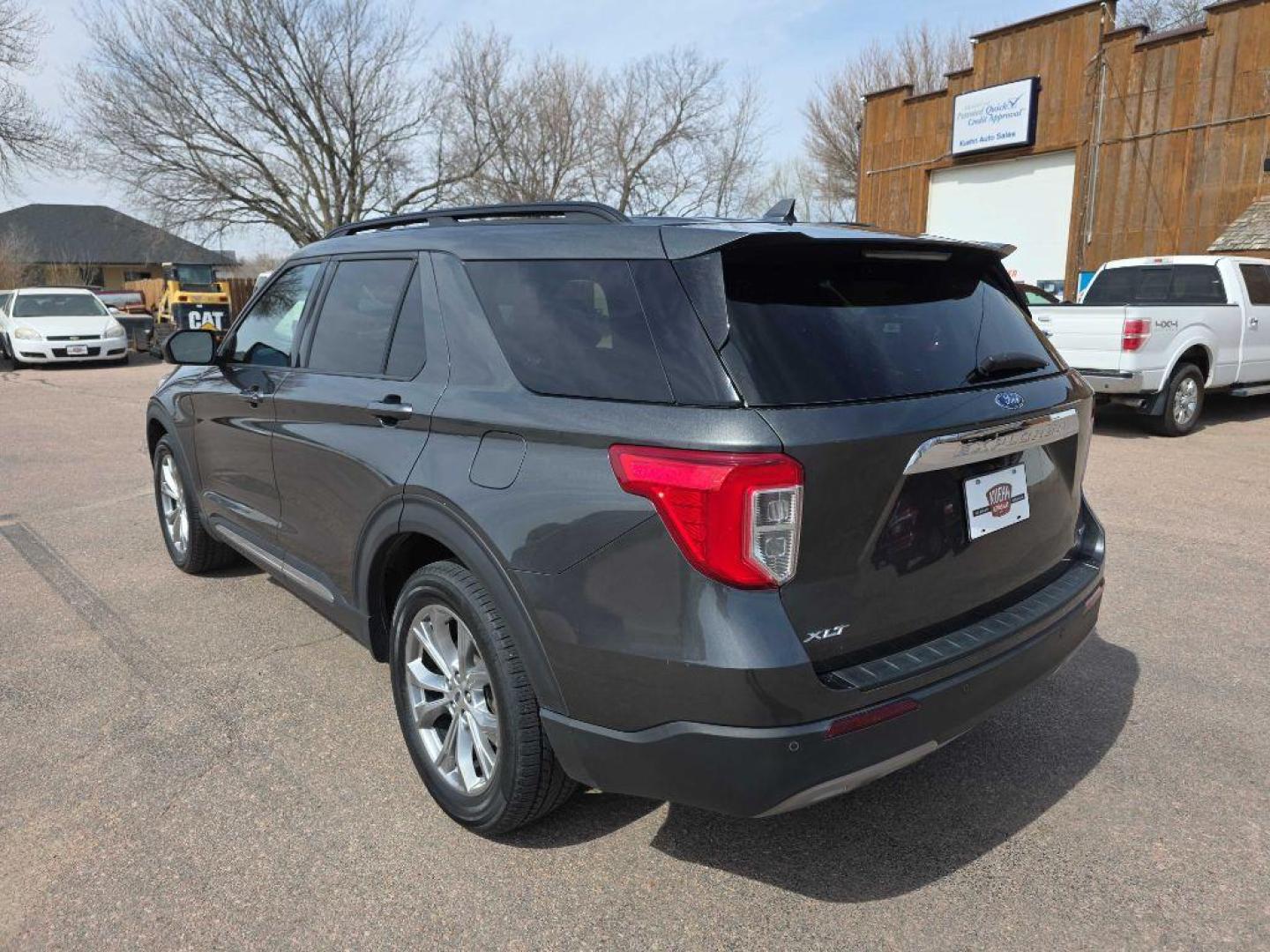 2020 GREY FORD EXPLORER XLT (1FMSK8DH8LG) with an 2.3L engine, Automatic transmission, located at 495 Old Highway 20 West, South Sioux City, NE, 68776, (402) 494-2677, 42.458408, -96.443512 - Photo#2