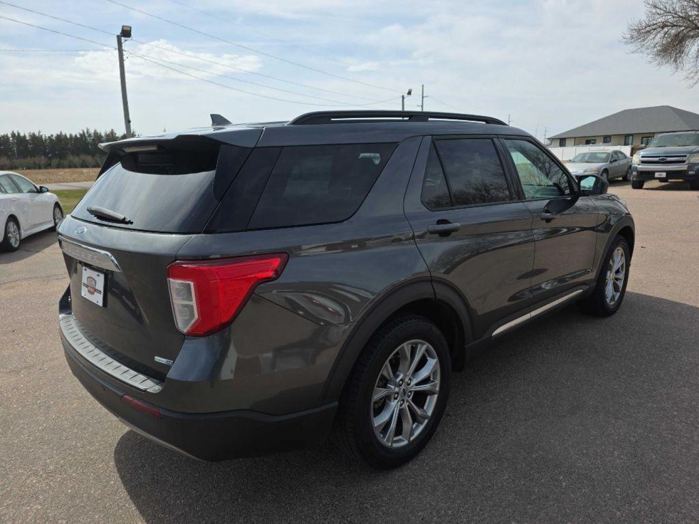 2020 GREY FORD EXPLORER XLT (1FMSK8DH8LG) with an 2.3L engine, Automatic transmission, located at 495 Old Highway 20 West, South Sioux City, NE, 68776, (402) 494-2677, 42.458408, -96.443512 - Photo#3