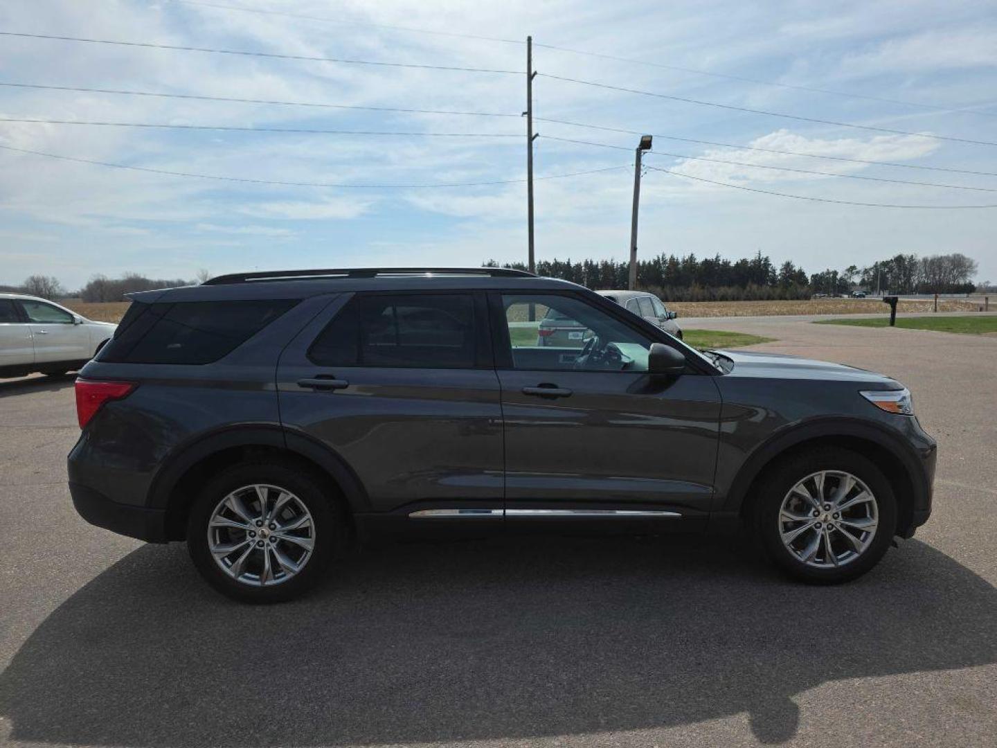 2020 GREY FORD EXPLORER XLT (1FMSK8DH8LG) with an 2.3L engine, Automatic transmission, located at 495 Old Highway 20 West, South Sioux City, NE, 68776, (402) 494-2677, 42.458408, -96.443512 - Photo#4