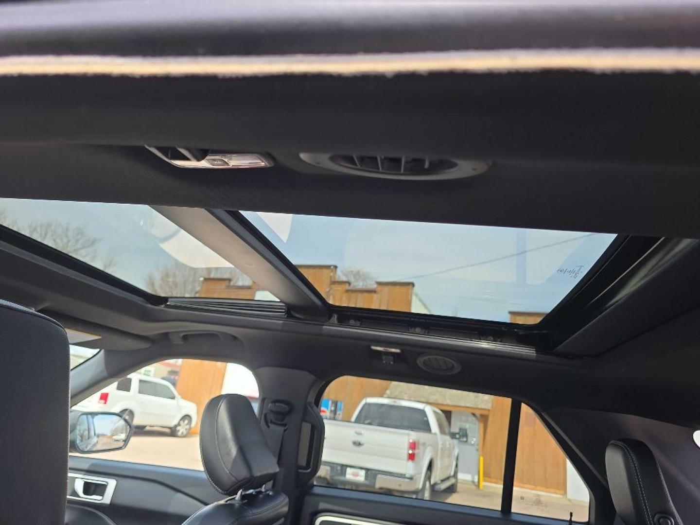 2020 GREY FORD EXPLORER XLT (1FMSK8DH8LG) with an 2.3L engine, Automatic transmission, located at 495 Old Highway 20 West, South Sioux City, NE, 68776, (402) 494-2677, 42.458408, -96.443512 - Photo#18