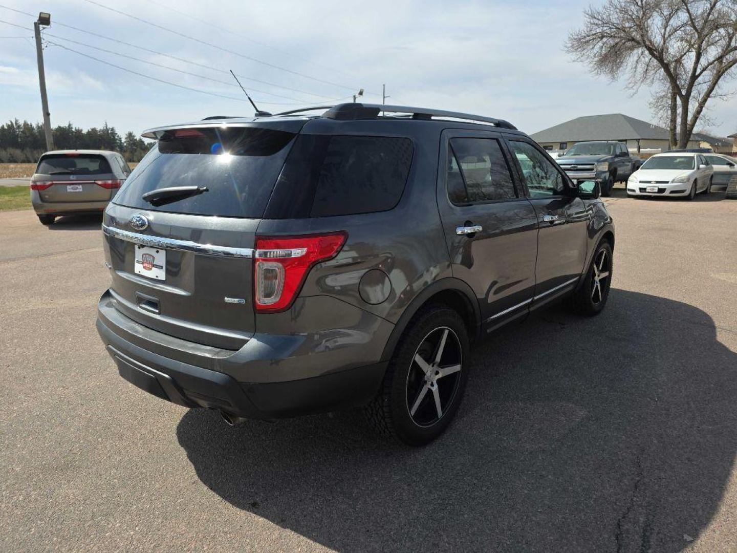 2015 GREY FORD EXPLORER LIMITED (1FM5K8F87FG) with an 3.5L engine, Automatic transmission, located at 495 Old Highway 20 West, South Sioux City, NE, 68776, (402) 494-2677, 42.458408, -96.443512 - Photo#3