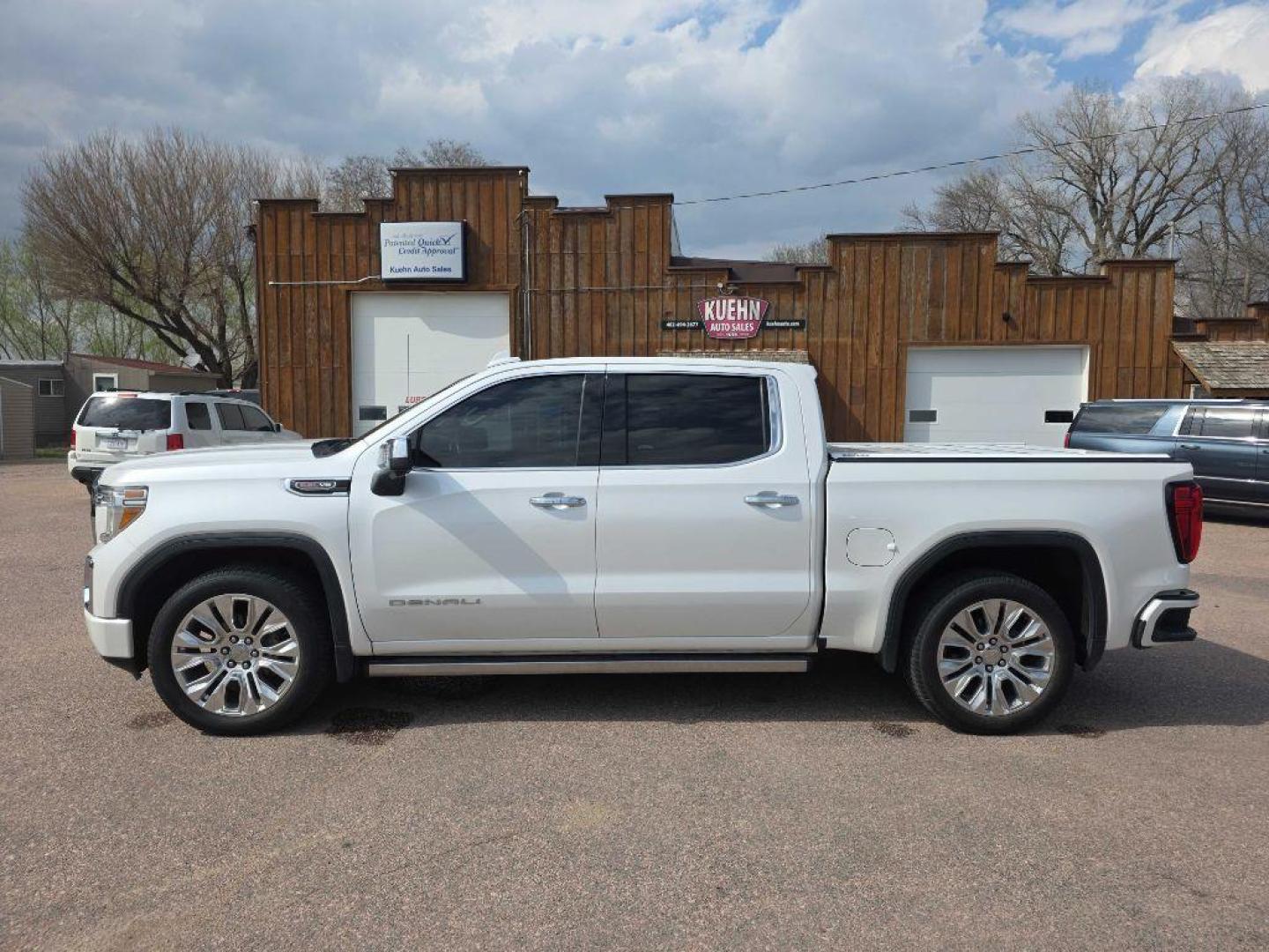 2020 WHITE GMC SIERRA 1500 DENALI (1GTU9FEL4LZ) with an 6.2L engine, Automatic transmission, located at 495 Old Highway 20 West, South Sioux City, NE, 68776, (402) 494-2677, 42.458408, -96.443512 - Photo#1