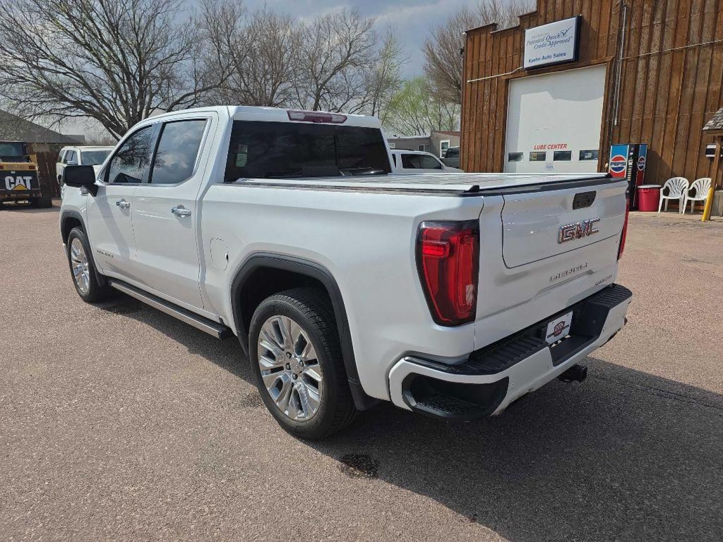 2020 WHITE GMC SIERRA 1500 DENALI (1GTU9FEL4LZ) with an 6.2L engine, Automatic transmission, located at 495 Old Highway 20 West, South Sioux City, NE, 68776, (402) 494-2677, 42.458408, -96.443512 - Photo#2