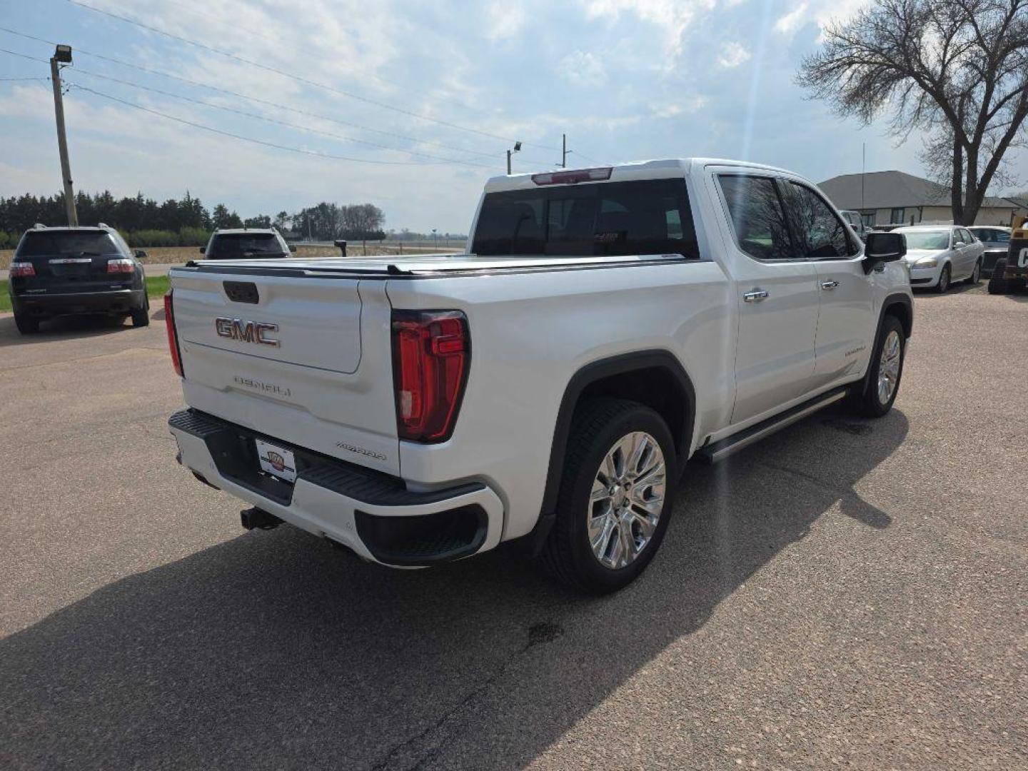 2020 WHITE GMC SIERRA 1500 DENALI (1GTU9FEL4LZ) with an 6.2L engine, Automatic transmission, located at 495 Old Highway 20 West, South Sioux City, NE, 68776, (402) 494-2677, 42.458408, -96.443512 - Photo#3