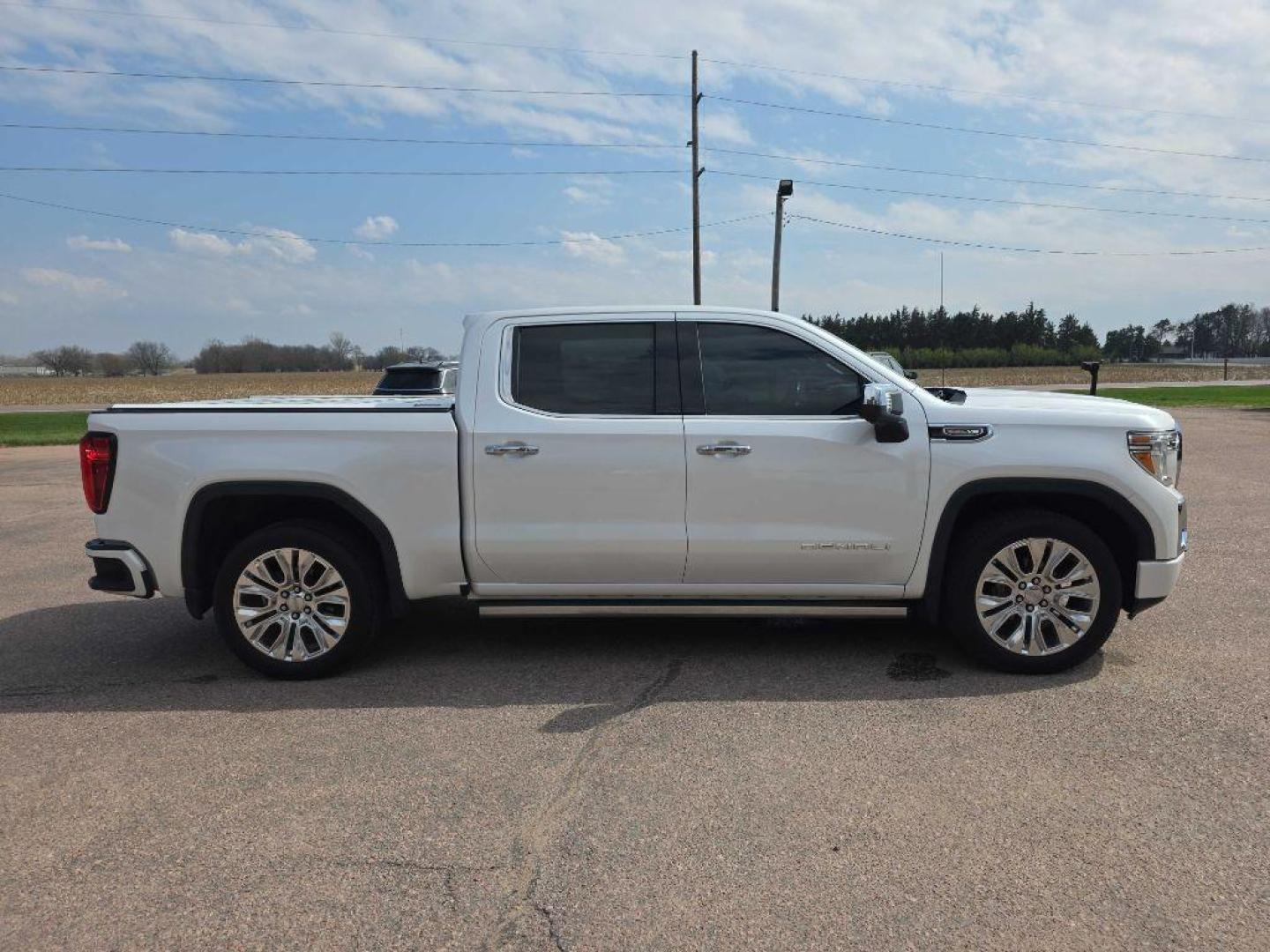 2020 WHITE GMC SIERRA 1500 DENALI (1GTU9FEL4LZ) with an 6.2L engine, Automatic transmission, located at 495 Old Highway 20 West, South Sioux City, NE, 68776, (402) 494-2677, 42.458408, -96.443512 - Photo#4
