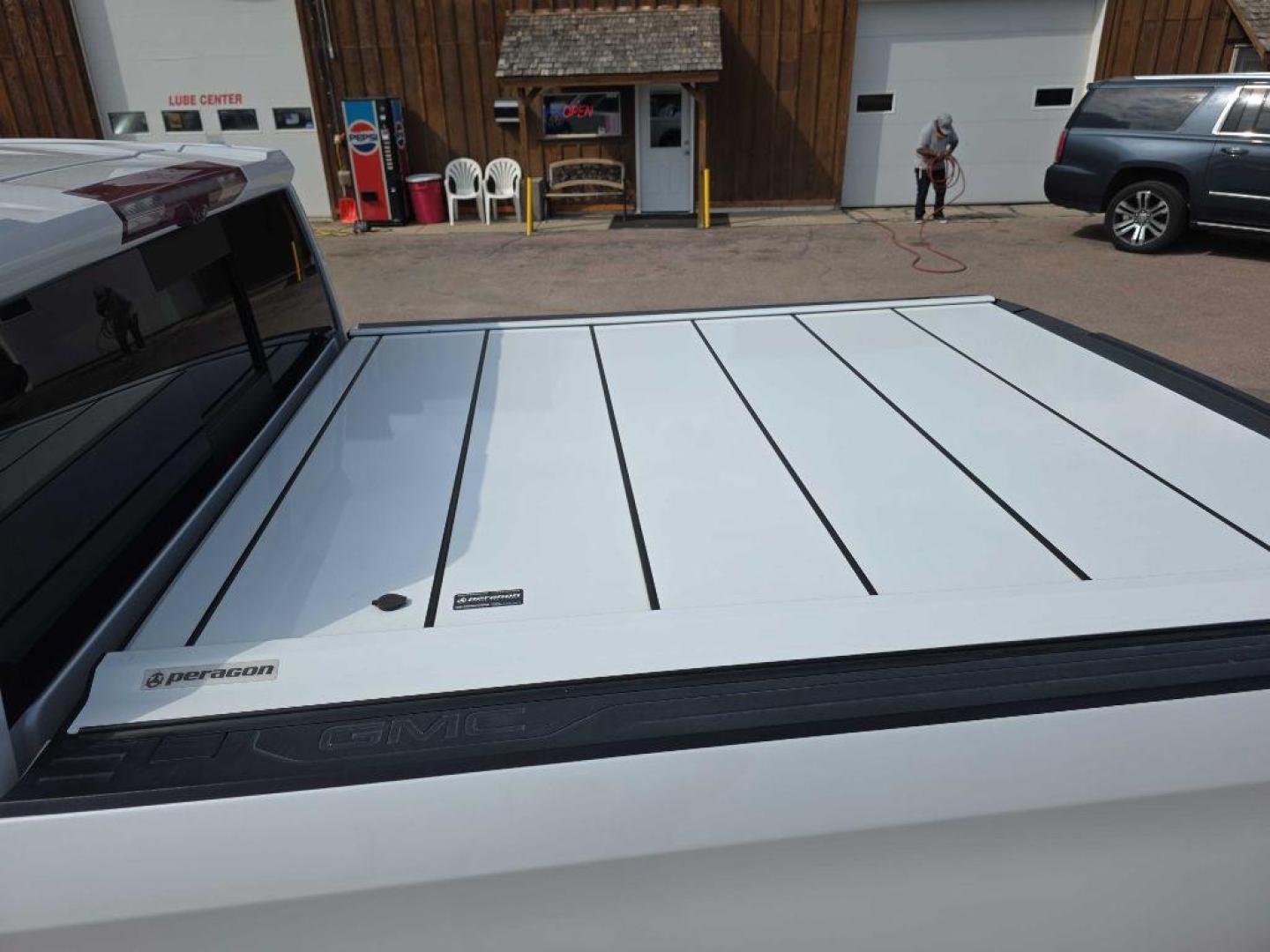 2020 WHITE GMC SIERRA 1500 DENALI (1GTU9FEL4LZ) with an 6.2L engine, Automatic transmission, located at 495 Old Highway 20 West, South Sioux City, NE, 68776, (402) 494-2677, 42.458408, -96.443512 - Photo#9