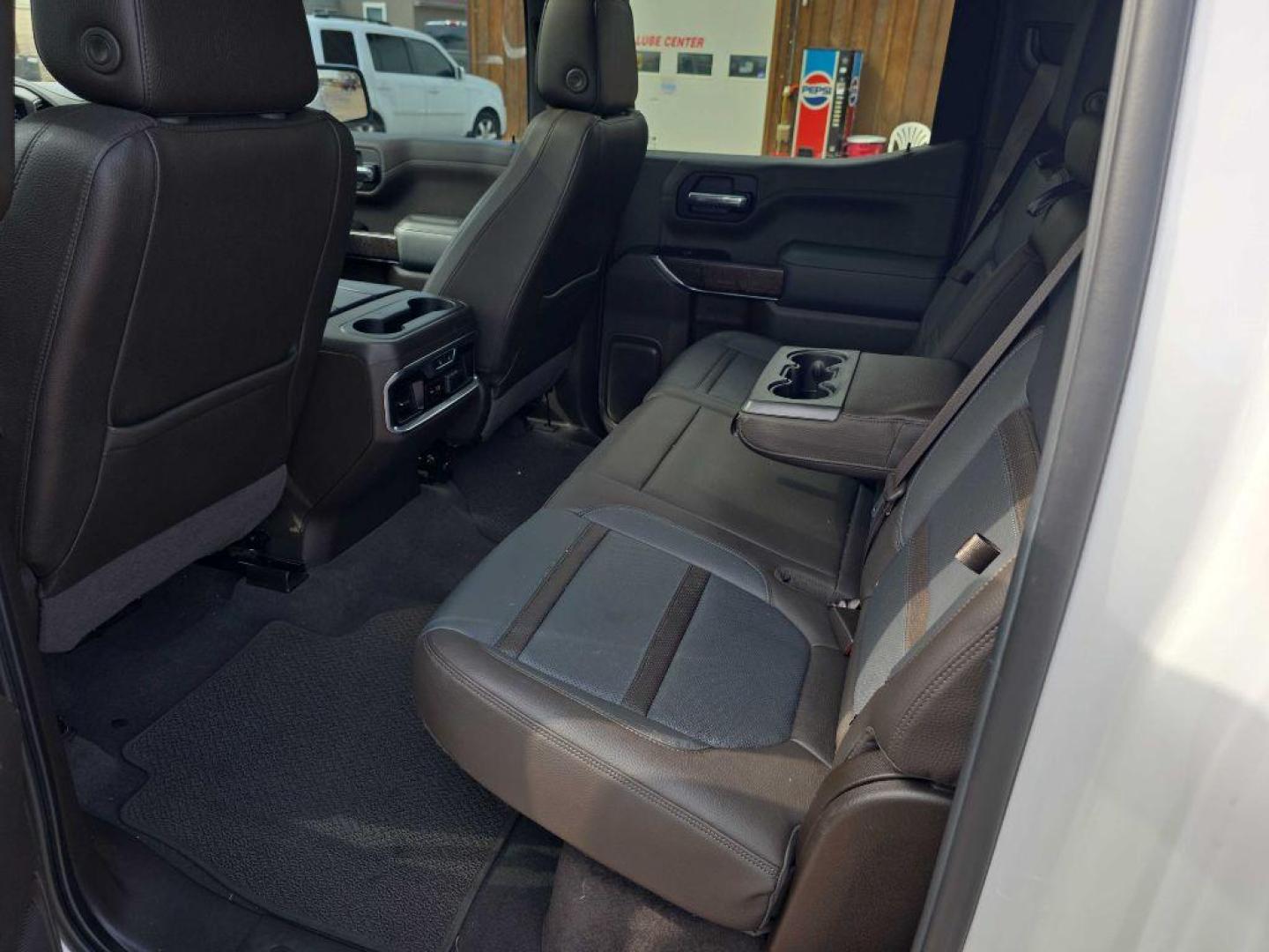 2020 WHITE GMC SIERRA 1500 DENALI (1GTU9FEL4LZ) with an 6.2L engine, Automatic transmission, located at 495 Old Highway 20 West, South Sioux City, NE, 68776, (402) 494-2677, 42.458408, -96.443512 - Photo#10