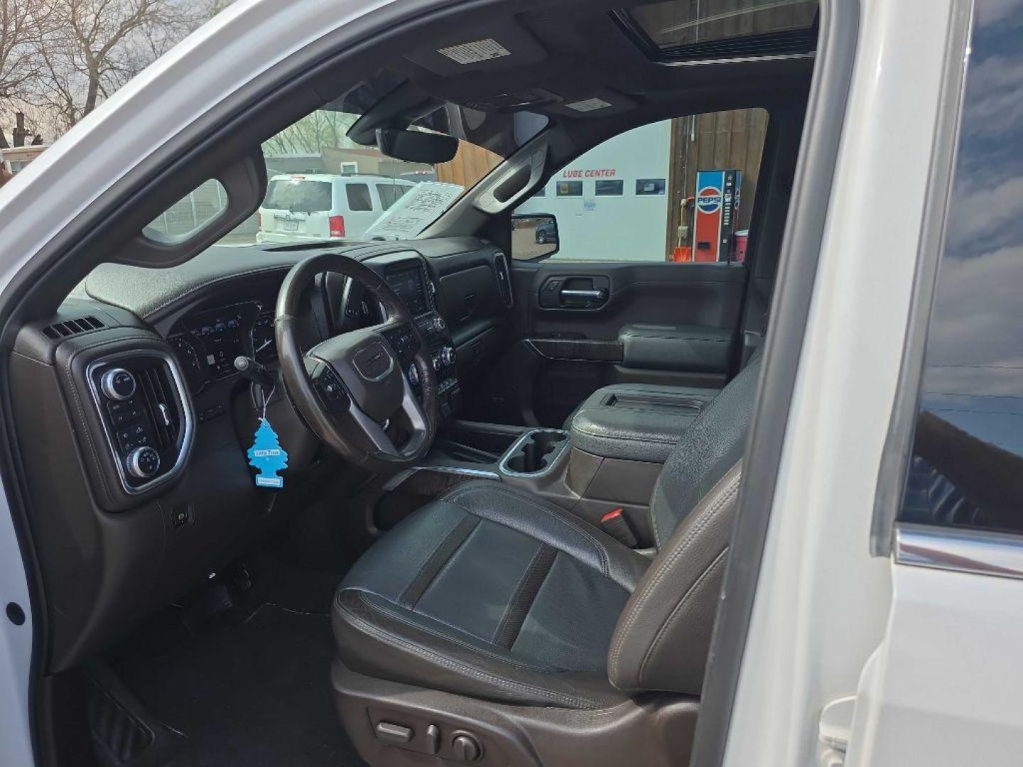 2020 WHITE GMC SIERRA 1500 DENALI (1GTU9FEL4LZ) with an 6.2L engine, Automatic transmission, located at 495 Old Highway 20 West, South Sioux City, NE, 68776, (402) 494-2677, 42.458408, -96.443512 - Photo#12