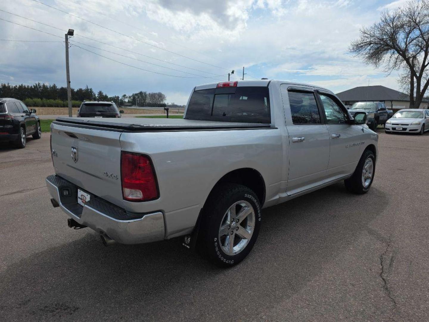 2012 SILVER DODGE RAM 1500 SLT (1C6RD7LT3CS) with an 5.7L engine, Automatic transmission, located at 495 Old Highway 20 West, South Sioux City, NE, 68776, (402) 494-2677, 42.458408, -96.443512 - Photo#3