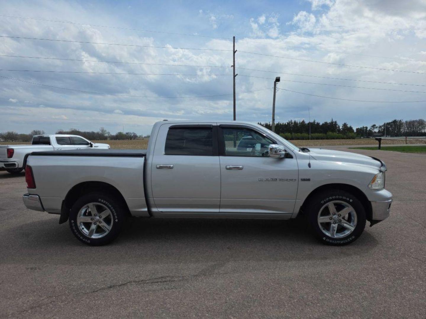 2012 SILVER DODGE RAM 1500 SLT (1C6RD7LT3CS) with an 5.7L engine, Automatic transmission, located at 495 Old Highway 20 West, South Sioux City, NE, 68776, (402) 494-2677, 42.458408, -96.443512 - Photo#4