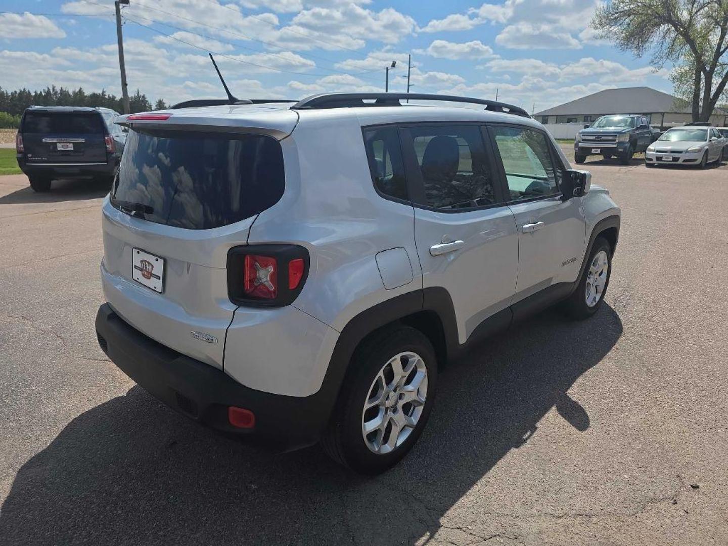 2015 SILVER JEEP RENEGADE LATITUDE (ZACCJABT0FP) with an 2.4L engine, Automatic transmission, located at 495 Old Highway 20 West, South Sioux City, NE, 68776, (402) 494-2677, 42.458408, -96.443512- Photo#3